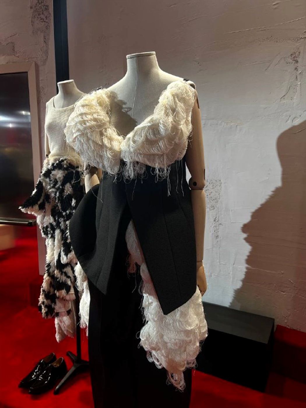 А вот и детальные фотографии с луками из новой коллекции Bottega Veneta от нашего...