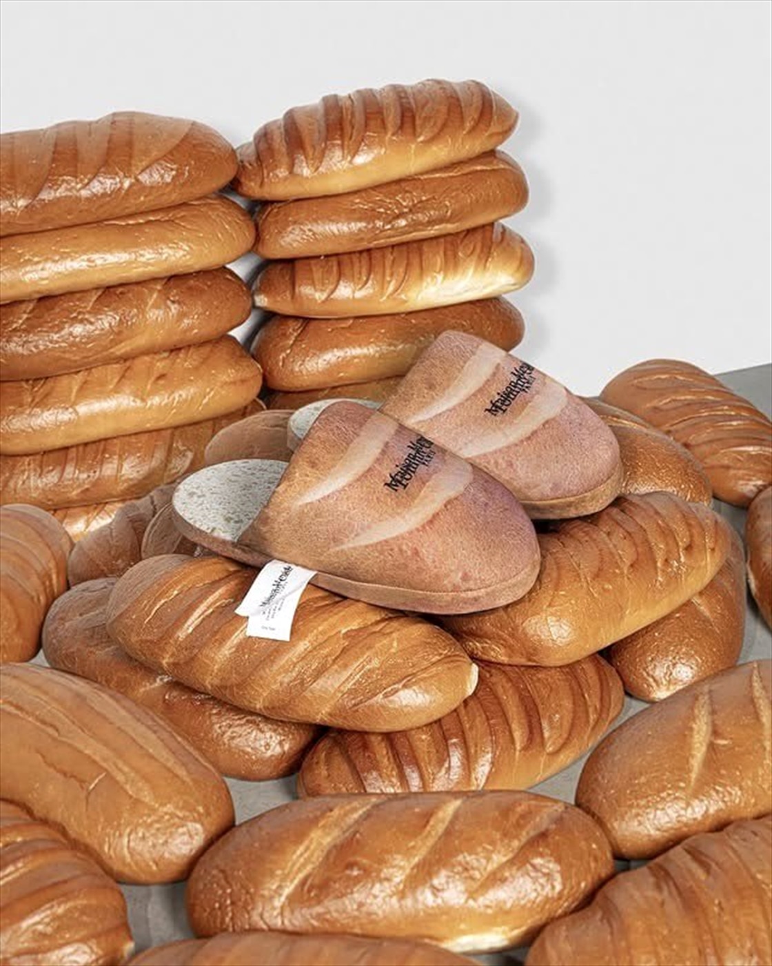 🍞 Tommy Cash и Maison Margiela выпустили тапочки из хлеба