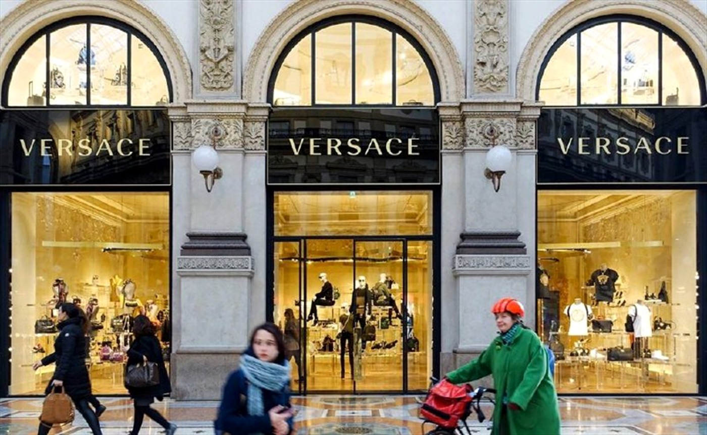 тальянский дом моды Prada завершил сделку по покупке знаменитого бренда Versace у...