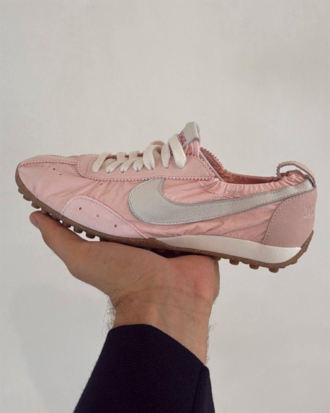 Очень нравится последний коллаб Nike & Jacquemus — их интерпретация Moon shoes...