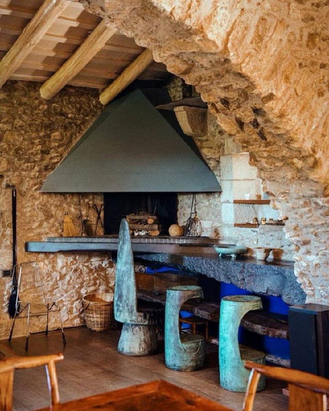 Сегодня в #интерьернойрубрике переносимся в дом Эльзы Перетти в Sant Martí Vell —...