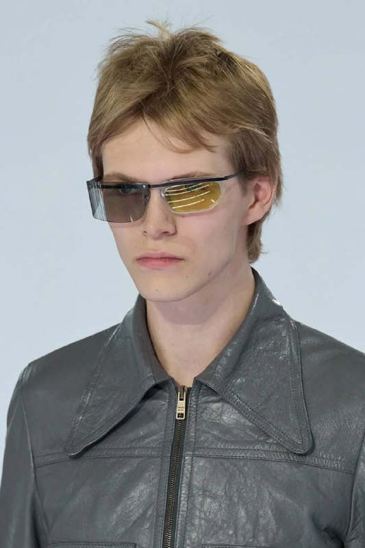 Prada: мужские косички и очки с разными линзами — кадр 2