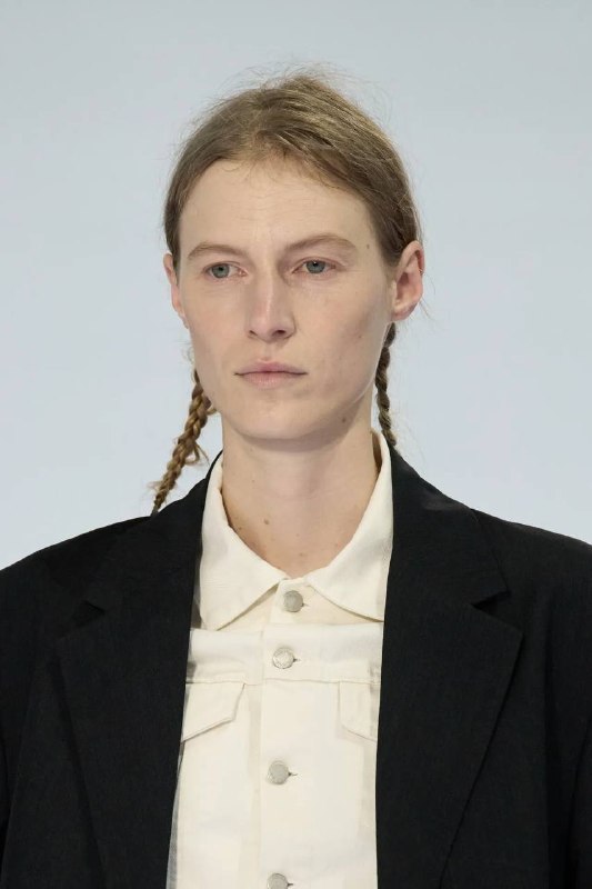 Prada: мужские косички и очки с разными линзами — кадр 3