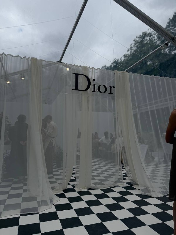 Dior Beauty в саду Тюллери: шатёр, чай и сервировка