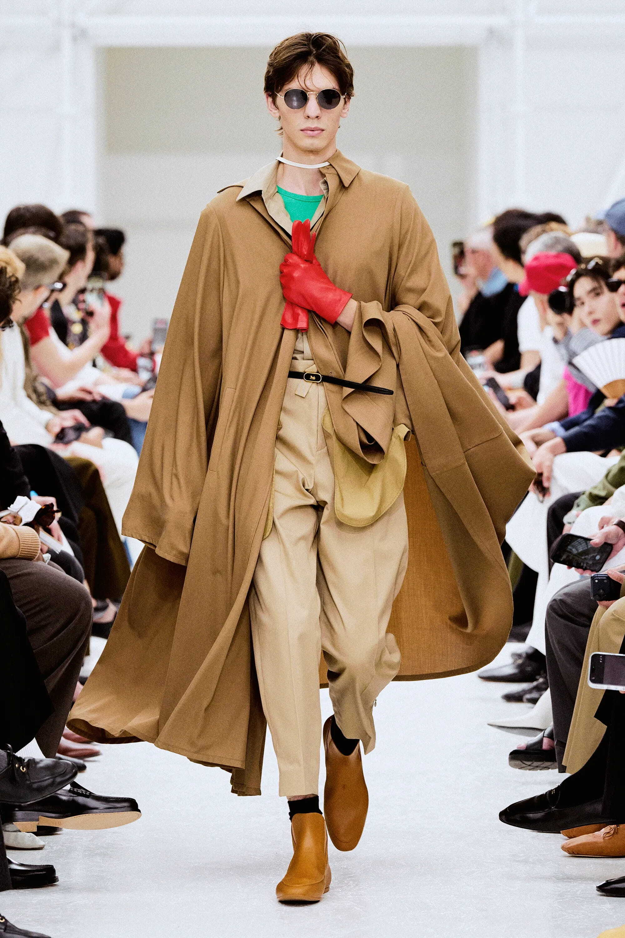 Celine SS27 — стилизация показа