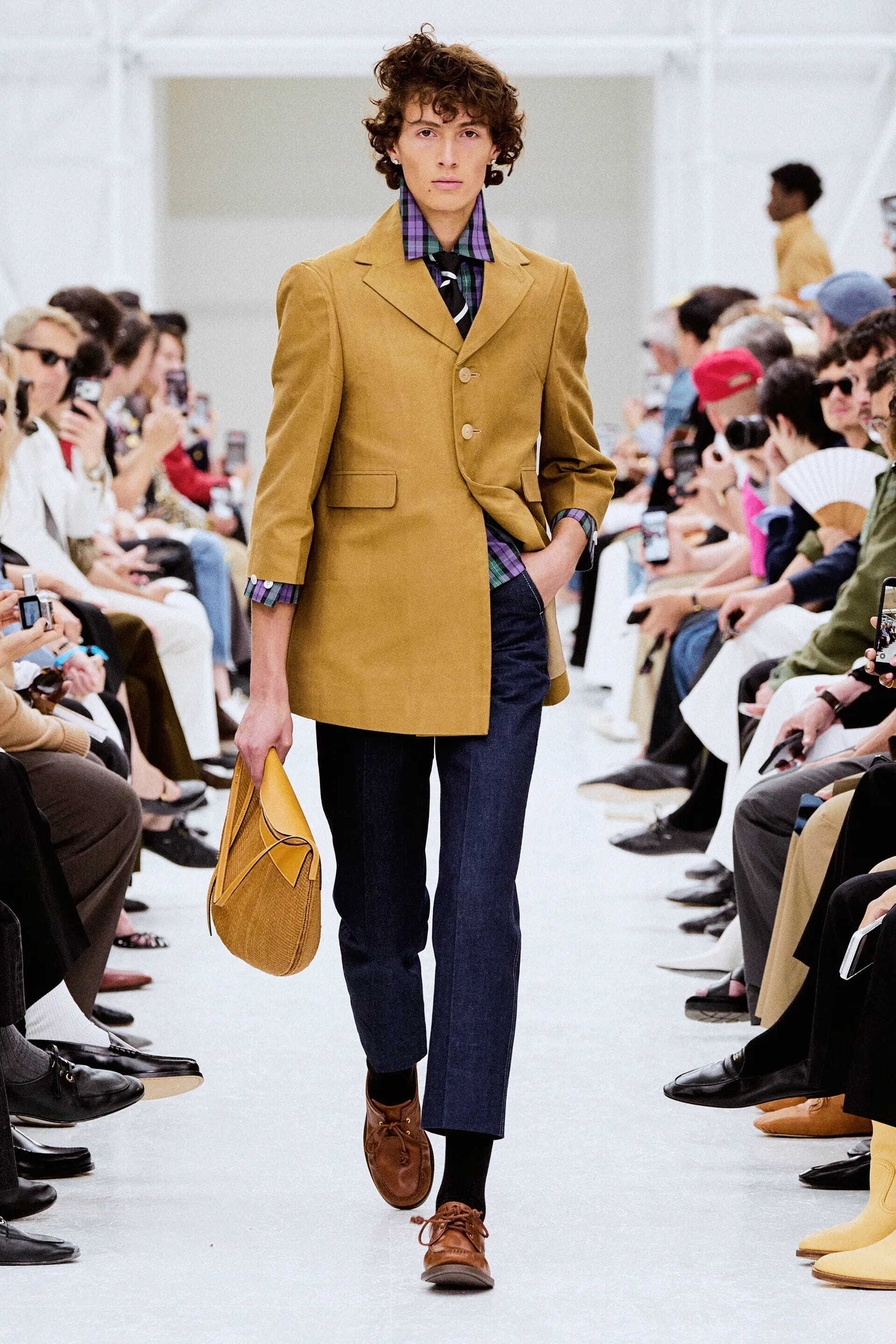 Celine SS27 — образ с показа