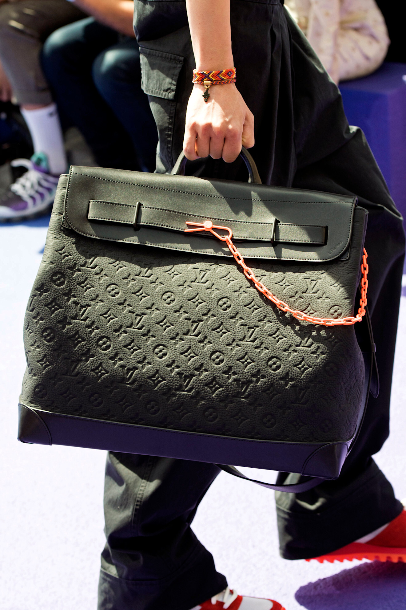 Монограмма Louis Vuitton — архивный кадр